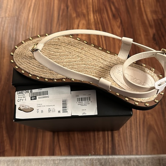 Ladies off white gorgeous Sandel worn with anything to enhance your alfit - Picture 4 of 7